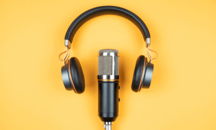 microphone and headphones representing podcast lessons